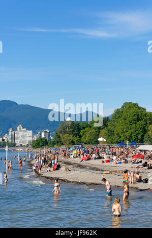 Leute, Sonnenbaden und Schwimmen im English Bay am Kitsilano Beach, Vancouver, Britisch-Kolumbien, Kanada Stockfoto