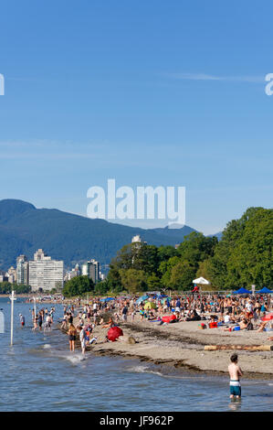 Leute, Sonnenbaden und Schwimmen im English Bay am Kitsilano Beach, Vancouver, Britisch-Kolumbien, Kanada Stockfoto