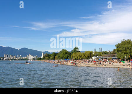 Menschen, die zum Sonnenbaden und Abkühlung im English Bay am Kitsilano Beach, Vancouver, Britisch-Kolumbien, Kanada Stockfoto