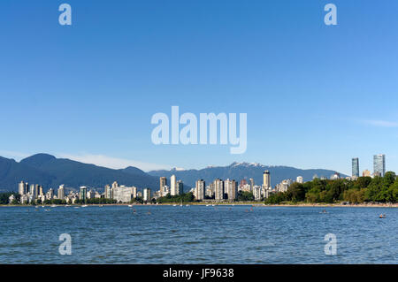 Kitsilano Beach, English Bay, West End Hochhäuser und North Shore Mountains an einem heißen Sommertag, Vancouver, Britisch-Kolumbien, Kanada Stockfoto