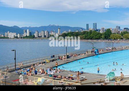 Leute, Sonnenbaden und Schwimmen am Kitsilano Pool auf English Bay in Vancouver, British Columbia, Kanada Stockfoto