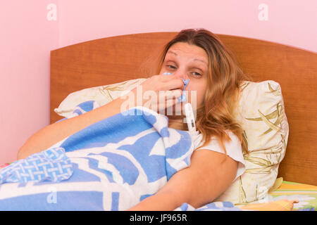 Junges Mädchen Husten stark im Bett liegend Stockfoto