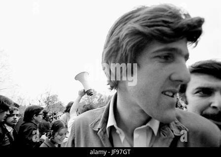Am 22. April 1971 wurde Vietnam-Veteran Lt. John Kerry der erste Vietnam-Veteran, bezeugen vor dem Kongress über den Krieg, als er vor einem Senatsausschuss hören auf Vorschläge zur Beendigung des Krieges erschien. Kerry, beteiligte sich am folgende Tag - 23. April 1971 - an einer Demonstration mit Tausenden von anderen Veteranen, in denen er und andere Veteranen ihre Medaillen und Bändern über einen Zaun errichtet an den vorderen Stufen des United States Capitol warf um ihre Opposition gegen den Krieg zu dramatisieren. Hier ist Kerry gezeigt, schnell drehen vom Podium nur nach Abgabe einer Anti-Kriegs speec Stockfoto