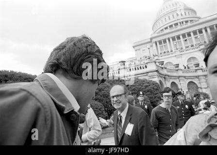 Am 22. April 1971 wurde Vietnam-Veteran Lt. John Kerry der erste Vietnam-Veteran, bezeugen vor dem Kongress über den Krieg, als er vor einem Senatsausschuss hören auf Vorschläge zur Beendigung des Krieges erschien. Kerry erscheint hier auf den Stufen des Kapitols am Tag nach seinem Zeugnis - 23. April 1971 - nur nach einem Antikriegs Botschaft zu überbringen, wie er an einer Demonstration mit Tausenden von anderen Veteranen teilgenommen, in dem er und andere Veteranen ihre Medaillen und Bändern über einen Zaun errichtet an den vorderen Stufen des United States Capitol warf um ihren Widerstand gegen die w dramatisieren Stockfoto