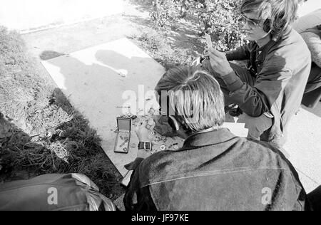 Am 22. April 1971 wurde Vietnam-Veteran Lt. John Kerry der erste Vietnam-Veteran, bezeugen vor dem Kongress über den Krieg, als er vor einem Senatsausschuss hören auf Vorschläge zur Beendigung des Krieges erschien. Kerry, beteiligte sich am folgende Tag - 23. April 1971 - an einer Demonstration mit Tausenden von anderen Veteranen, in denen er und andere Veteranen ihre Medaillen und Bändern über einen Zaun errichtet an den vorderen Stufen des United States Capitol warf um ihre Opposition gegen den Krieg zu dramatisieren. Hier, untersuchen, Beobachter und die entschied militärische Medaillen an der Basis des US-Katalog Stockfoto