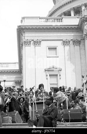 Am 22. April 1971, Vietnam Veteran Leutnant John Kerry wurde der erste Vietnam Veteran, vor dem Kongress über den Krieg, wenn er vor einem Senatsausschuss Anhörung über Vorschläge zur Beendigung des Krieges erschien bezeugen. Kerry ist hier Hinter dem Rednerpult auf dem US Capitol gezeigten Schritte am Tag nach seinem Zeugnis - April 23, 1971 - wie er in einer Demonstration mit Tausenden anderen Veteranen, in der er und andere Veteranen ihre Medaillen und Bänder warf über einen Zaun an der vorderen Stufen des United States Capitol Gebäude errichteten ihre Opposition gegen den Krieg zu dramatisieren, teilgenommen. Stockfoto