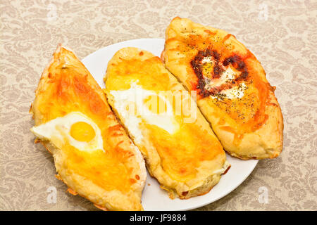 Adscharien Khachapuri. Gericht der kaukasische Küche auf einem weißen Teller. Stockfoto