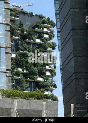 Vertikale Gärten: Gebäude an der Piazza Gae Aulenti Square, Mailand, Lombardei, Italien Stockfoto
