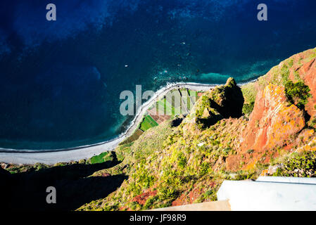 Das Glas Platt Aussichtspunkt Cabo Girao in der Nähe von Camara de Lobos auf der Insel Madeira Stockfoto