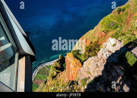 Das Glas Platt Aussichtspunkt Cabo Girao in der Nähe von Camara de Lobos auf der Insel Madeira Stockfoto