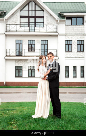 wunderschöne glückliche Hochzeit paar zu Fuß und küssen in der alten Stadt von Minsk, Belarus Stockfoto