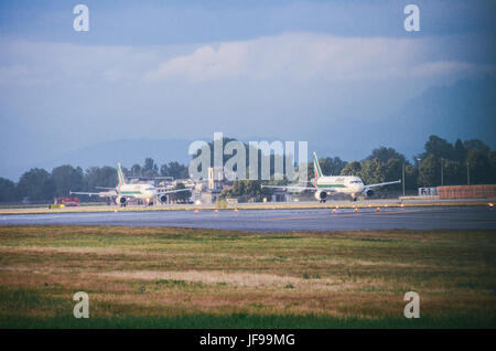 Mailand, Italien - 29. Juni 2017: Alitalia Passagierflugzeug Taxis am Flughafen Mailand Linate in Italien während einem anstrengenden Tag am Flughafen Stockfoto