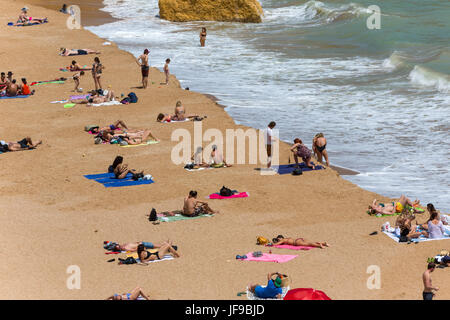 LAGOS, PORTUGAL - 23. April 2017: Menschen auf den berühmten Strand von Praia Dona Ana an Lagos, Algarve, Portugal Stockfoto