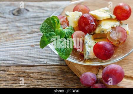 Salat mit Blauschimmelkäse, Trauben und Honig. Stockfoto
