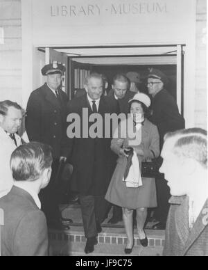 Foto von Präsident und Frau Lyndon B Johnson verlässt die 34765724743 o Stockfoto