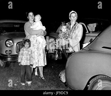 Eine eindrucksvolle historische Fotografie, die die Spannungen und sozialen Unruhen einer Ku Klux-Klan-Kundgebung in Saint Augustine feststellt und das dunkle Kapitel des rassischen und sozialen Konflikts in den Vereinigten Staaten während des 20. Jahrhunderts beleuchtet. Stockfoto