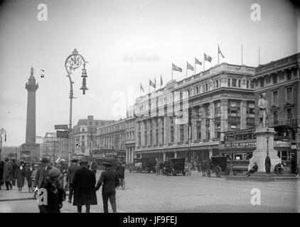 Ein Meilenstein-Foto, das das 2.000ste Bild auf Flickr markiert, mit der berühmten Clerys-Uhr in Dublin. Das Bild unterstreicht die historische Bedeutung der Uhr und die lebhafte Atmosphäre der Dubliner O'Connell Street. Stockfoto