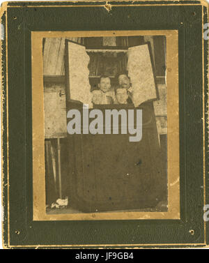 Ein Foto von Jonathan Millers Sarg aus dem Jahr 1909, das einen feierlichen Moment in der Zeit festhält. Stockfoto