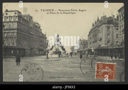Eine Fotografie des Monuments Emile Augier am Place de la République, Valence, Frankreich, zeigt seine kulturelle und architektonische Bedeutung. Stockfoto
