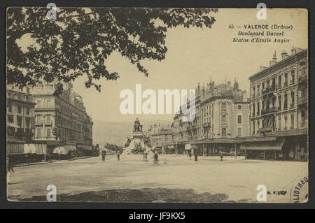 Die Statue von Emile Augier auf dem Boulevard Bancel in Valence würdigt den nachhaltigen Einfluss der Literaturfigur auf die französische Kultur und Literatur. Stockfoto