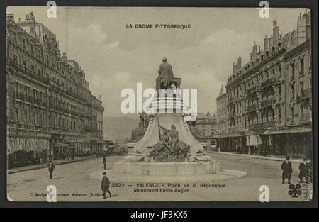 Der Place de la République in Valence, mit dem Denkmal für Emile Augier, einer historischen Figur, die auf diesem öffentlichen Platz erinnert. Stockfoto