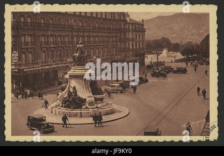 Eine Fotografie der Statue von Emile Augier, einem prominenten französischen Schriftsteller, befindet sich am Place de la République in Valence und erinnert an seine kulturellen und literarischen Beiträge. Stockfoto