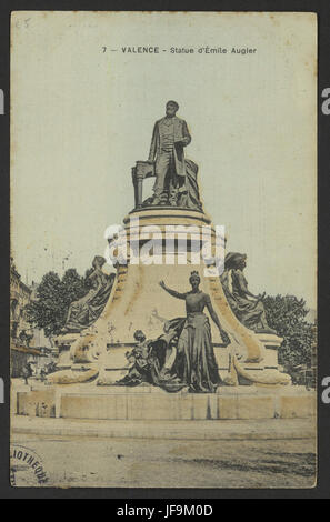 Ein Porträt der Statue von Emile Augier in Valence, das an die Beiträge des französischen Dramatikers zur Literatur und zur französischen Kultur erinnert. Stockfoto