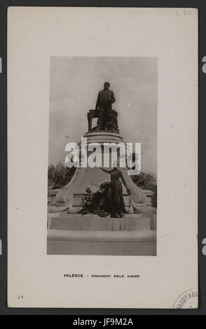 Ein Denkmal, das Emile Augier in Valence, Frankreich, gewidmet ist und den französischen Dramatiker und Literaturfigur feiert, aufgenommen in einem historischen Foto. Stockfoto