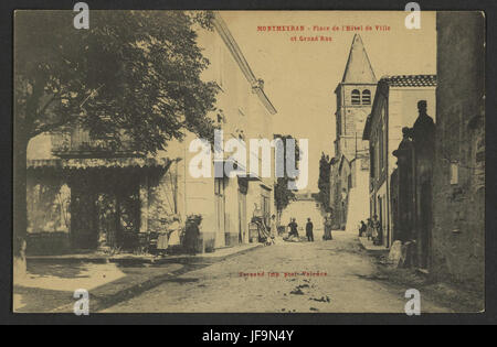 Montmeyran - Place de l'Hôtel de Ville und Grand'rue, ein charmanter Stadtplatz im Herzen von Montmeyran, der die historische mairie und die malerischen Straßen zeigt Stockfoto