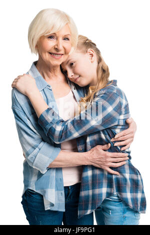 Porträt der Großmutter und Enkelin umarmen isoliert auf weiss im studio Stockfoto