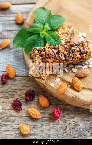 Selbstgemachte Müsliriegel, Mandeln und getrockneten Moosbeeren. Stockfoto