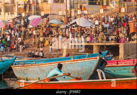 Männer und Frauen bei einem Ghat in Varanasi, Indien am Ufer des Flusses Ganges. Uttar Pradesh. Stockfoto