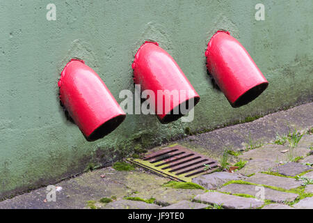 Regenwasser Fallrohr mit Metallrahmen. Stockfoto