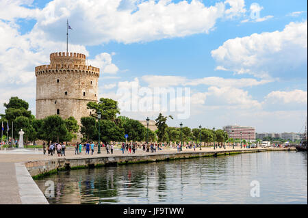 Passanten in der Nähe von White Tower, Thessaloniki, Griechenland Stockfoto