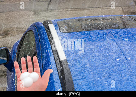 Hagel auf das Fahrzeugdach. Stockfoto