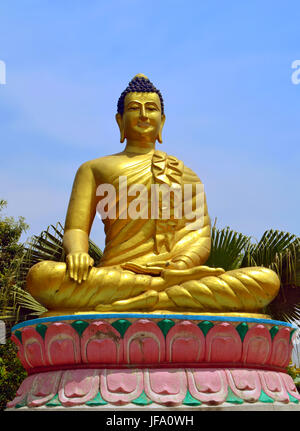 Goldene Buddha-Statue in Lumbini - der buddhistischen Wallfahrtsort Stockfoto