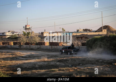 Rafah, Gaza. 29. Juni 2017. Gaza, Gaza-Streifen, Palästina - palästinensischen Maschinen betreiben an Grenze zu Ägypten, in Rafah, Gaza-Streifen 29. Juni 2017. Bildnachweis: Nidal Alwaheidi/Pacific Press/Alamy Live-Nachrichten Stockfoto