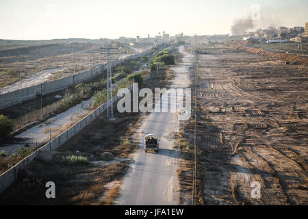 Rafah, Gaza. 29. Juni 2017. Gaza, Gaza-Streifen, Palästina - palästinensischen Maschinen betreiben an Grenze zu Ägypten, in Rafah, Gaza-Streifen 29. Juni 2017. Bildnachweis: Nidal Alwaheidi/Pacific Press/Alamy Live-Nachrichten Stockfoto