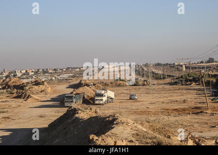 Rafah, Gaza. 29. Juni 2017. Eine palästinensische Maschinen arbeitet an Grenze zu Ägypten, in Rafah, Gaza-Streifen 29. Juni 2017. Bildnachweis: Nidal Alwaheidi/Pacific Press/Alamy Live-Nachrichten Stockfoto