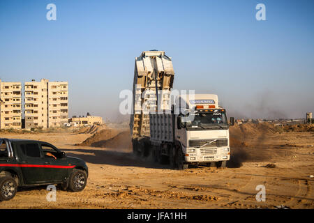 Rafah, Gaza. 29. Juni 2017. Eine palästinensische Maschinen arbeitet an Grenze zu Ägypten, in Rafah, Gaza-Streifen 29. Juni 2017. Bildnachweis: Nidal Alwaheidi/Pacific Press/Alamy Live-Nachrichten Stockfoto