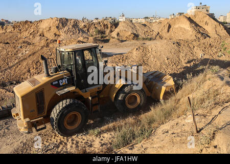 Rafah, Gaza. 29. Juni 2017. Eine palästinensische Maschinen arbeitet an Grenze zu Ägypten, in Rafah, Gaza-Streifen 29. Juni 2017. Bildnachweis: Nidal Alwaheidi/Pacific Press/Alamy Live-Nachrichten Stockfoto