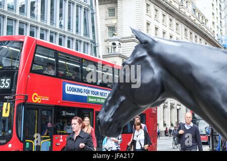 London, UK. 29. Juni 2017. "Das schwarze Pferd" von Mark Wallinger 2015. Skulptur in der City of London kehrt zum siebten Mal in der Square Mile mit zeitgenössischen Werken von international renommierten Künstlern. Kunstwerke sind auf dem Display ab 27. Juni 2017 Credit: Claire Doherty/Pacific Press/Alamy Live News Stockfoto