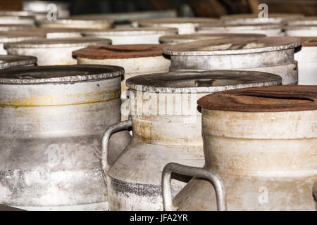 Rusty nostalgische Milchkannen Stockfoto