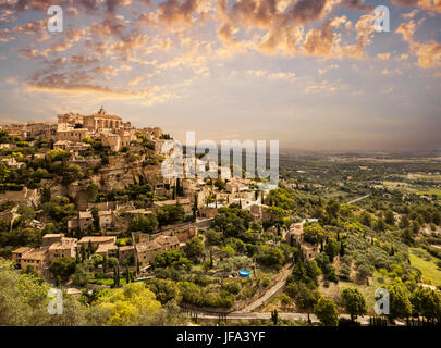 Alte Gordes bei Sonnenuntergang in der Provence, Frankreich Stockfoto