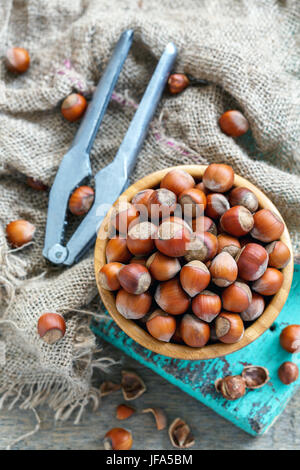 Nussknacker und einer Schüssel mit Haselnüssen. Stockfoto