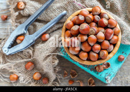 Schüssel mit Haselnüssen und einen Nussknacker. Stockfoto