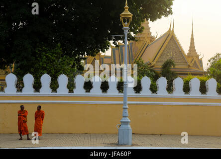 Buddhisten Mönche beteiligt an verschiedenen Aktivitäten in und rund um den Königspalast, Phnom Penh, Kambodscha Stockfoto