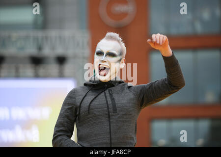 Manchester, UK. 29. Juni 2017. Gesicht Make-up für Manchester International Festival, Piccadilly Gardens, Manchester, 29. Juni 2017 (C) Barbara Koch/Alamy Live News Bildnachweis: Barbara Koch/Alamy Live News Stockfoto