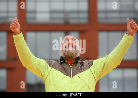 Manchester, UK. 29. Juni 2017. Ein lokale Big Issue Verkäufer nimmt Teil an der Eröffnungsfeier des Manchester International Festival, Piccadilly Gardens, Manchester, 29. Juni 2017 (C) Barbara Koch/Alamy Live News Bildnachweis: Barbara Koch/Alamy Live News Stockfoto