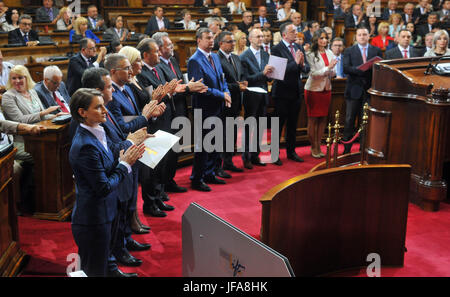 Belgrad, Serbien. 29. Juni 2017. Ana Brnabic (1. L, vorn) und neue Mitglieder des Kabinetts den Amtseid auf das serbische Parlament in Belgrad, Serbien, am 29. Juni 2017 Gebäude statt. Serbische Parlament hat am Donnerstag die neue Regierung von Premierminister Ana Brnabic, die danach Schwur den Amtseid und übernahm den Posten vor Parlamentsmitglieder (MPs) gewählt. Bildnachweis: Predrag Milosavljevic/Xinhua/Alamy Live-Nachrichten Stockfoto